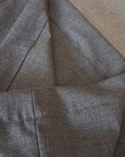 Arreglo en chaqueta de lana gris, hecho por Inma, costurera en Mairena del Aljarafe