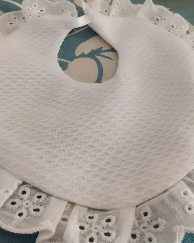 Babero de piqué con puntilla bordada, hecho por Esperanza, costurera en Dos Hermanas