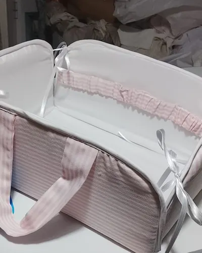 Capazo de bebé forrado en rayas rosas, hecho por Esperanza, costurera en Dos Hermanas