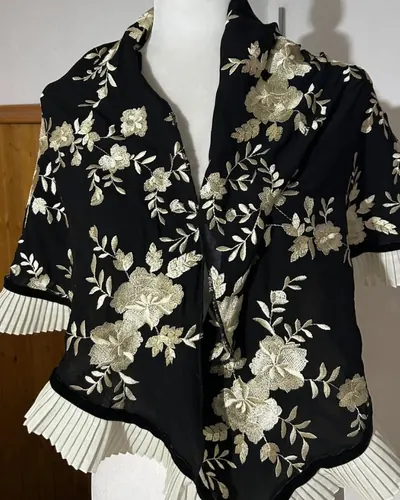 Chal negro con bordado de flores en tono dorado, hecho por Esperanza, costurera en Dos Hermanas