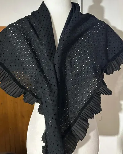 Chal negro calado con volante plisado, hecho por Esperanza, costurera en Dos Hermanas