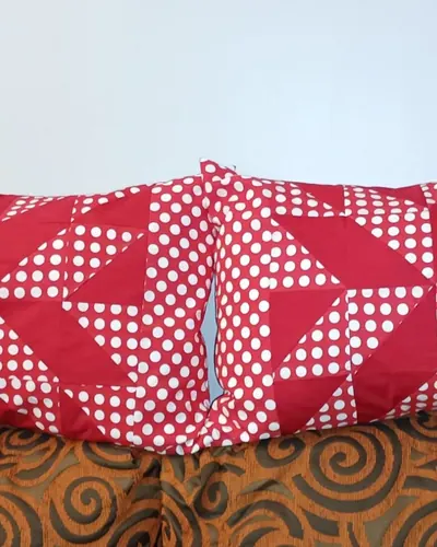 Cojines de patchwork rojo con lunares, hecho por Vicky, costurera en Alcalá de Guadaíra