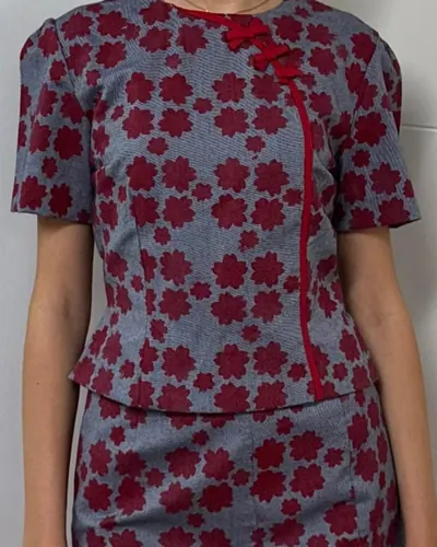 Conjunto de blusa y falda con estampado de flores granate, hecho por Laura, costurera en Distrito Norte
