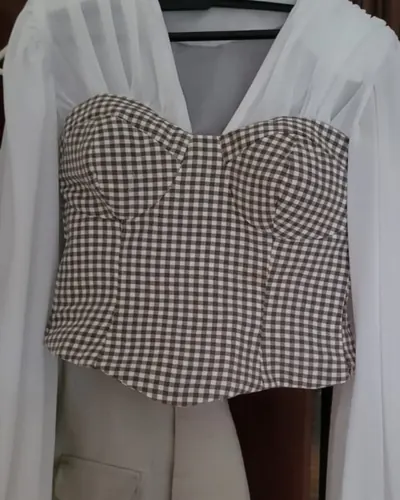 Cuerpo de vichy con blusa blanca de gasa, hecho por María Eugenia, costurera en Dos Hermanas