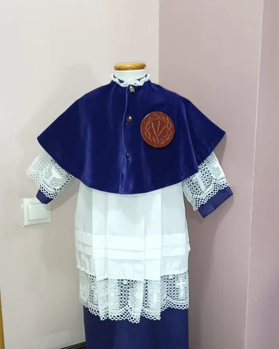 Esclavina de monaguillo azul de terciopelo con escudo bordado, hecho por Vicky, costurera en Alcalá de Guadaíra