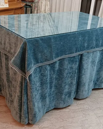 Falda de mesa camilla de terciopelo azul, hecho por Vicky, costurera en Alcalá de Guadaíra