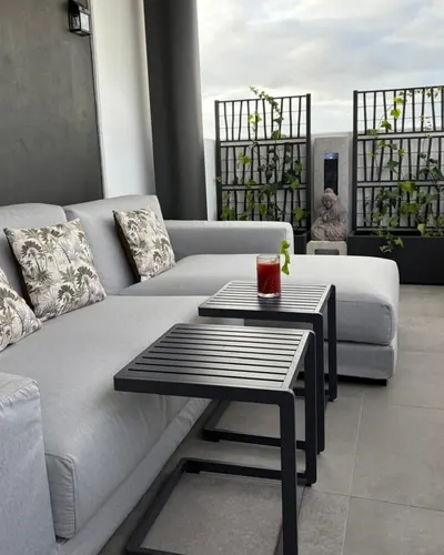 Fundas de sofá de terraza en gris con cojines tropicales, hecho por Sara, costurera en Sevilla Este