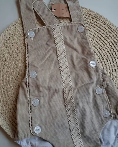 Pelele de bebé de pana beige con puntilla, hecho por Tamara, costurera en Mairena del Aljarafe
