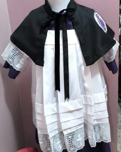 Roquete de monaguillo con esclavina negra y puntilla, hecho por Vicky, costurera en Alcalá de Guadaíra