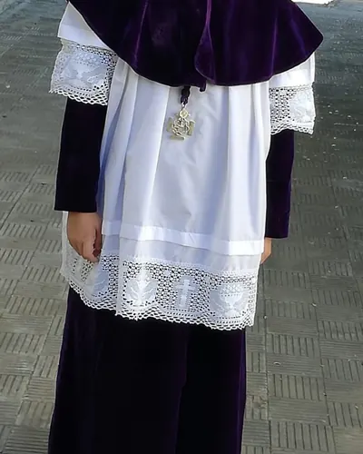 Roquete de monaguillo con encaje y esclavina morada, hecho por Esperanza, costurera en Dos Hermanas