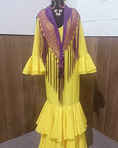 Traje de flamenca amarillo con mantón morado de flecos, hecho por Patricia, costurera en Cerro-Amate