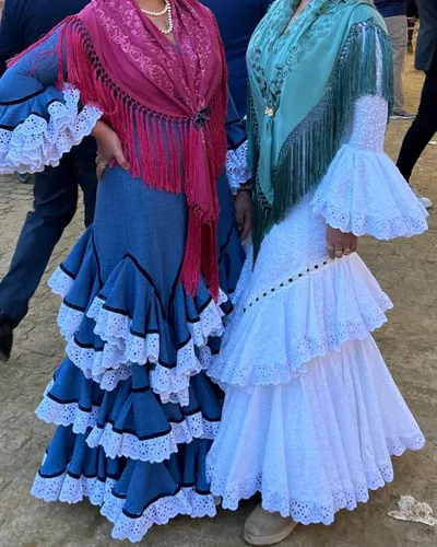 Trajes de flamenca azul con remates negros y blanco de encaje, con mantones de flecos, hecho por Esperanza, costurera en Dos Hermanas