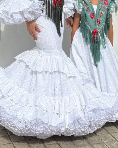 Traje de flamenca blanco de bordado inglés con mantón verde bordado, hecho por Sara, costurera en Sevilla Este