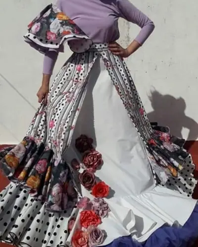Traje de flamenca de lunares con flores aplicadas en la falda, hecho por Susana, costurera en Alcalá de Guadaíra