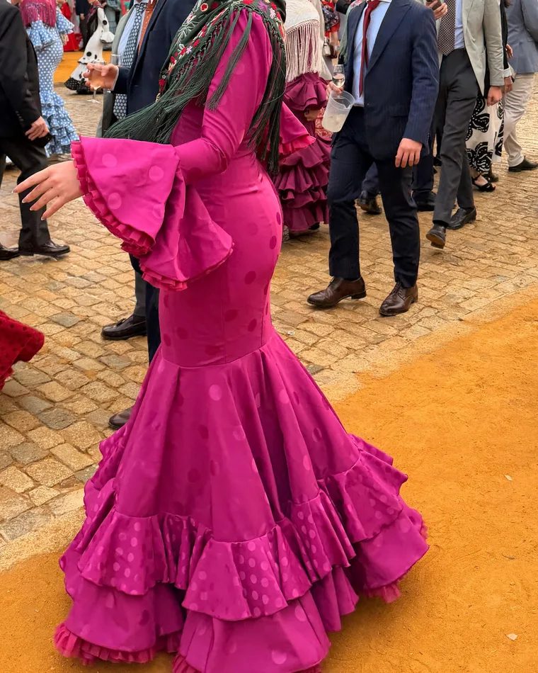 Traje de flamenca fucsia de lunares con mantón verde de flecos, hecho por Fátima, costurera de CosiendoTe en Sevilla Este