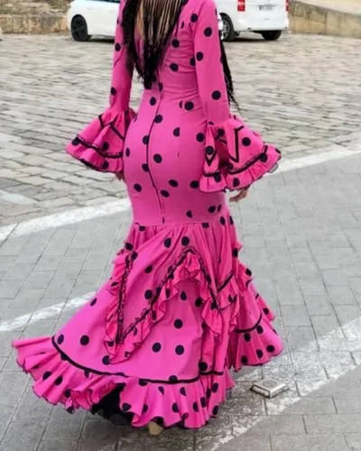 Traje de flamenca fucsia de lunares negros con volantes, hecho por Margari, costurera en Sevilla