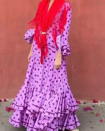 Traje de flamenca lila de lunares con mantón rojo, hecho por María Eugenia, costurera en Dos Hermanas