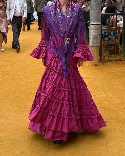Traje de flamenca magenta con mantón morado de flecos, hecho por María Eugenia, costurera en Dos Hermanas