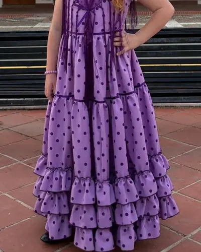 Traje de flamenca morado de lunares negros con volantes, hecho por Fátima, costurera en Sevilla Este
