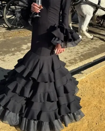 Traje de flamenca negro entallado con volantes, hecho por Ana, costurera en Dos Hermanas