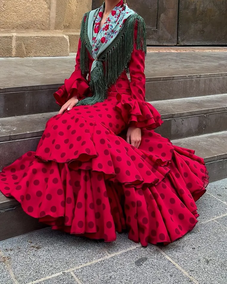 Traje de flamenca rojo de lunares con mantón verde de flecos, hecho por María Eugenia, costurera de CosiendoTe en Dos Hermanas