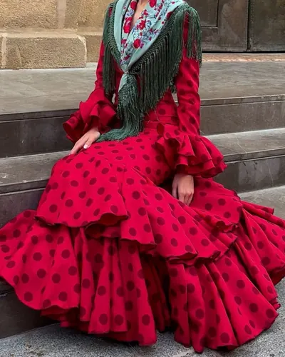 Traje de flamenca rojo de lunares negros con volantes, hecho por María Eugenia, costurera en Dos Hermanas