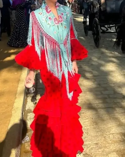 Traje de flamenca rojo de lunares con mantón turquesa bordado, hecho por Ana, costurera en Dos Hermanas