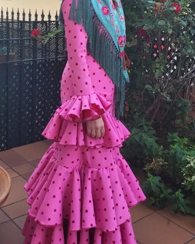 Traje de flamenca rosa de lunares con mantón turquesa, hecho por María Eugenia, costurera en Dos Hermanas