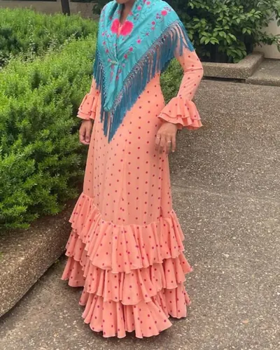 Traje de flamenca salmón de lunares con mantón turquesa, hecho por María Eugenia, costurera en Dos Hermanas