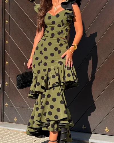 Traje de flamenca de dos piezas verde oliva de lunares negros con volantes asimétricos, hecho por Nanny, costurera en Mairena del Aljarafe