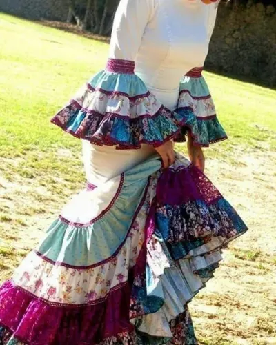 Traje de flamenca blanco con volantes estampados en turquesa y morado, hecho por Susana, costurera en Alcalá de Guadaíra