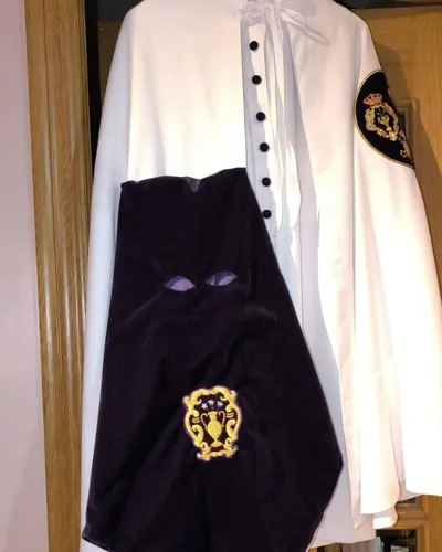 Túnica de nazareno blanca con antifaz de terciopelo morado bordado, hecho por Vicky, costurera en Alcalá de Guadaíra