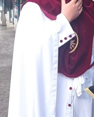 Túnica de nazareno blanca con botonadura y antifaz granate, hecho por Patricia, costurera en Cerro-Amate