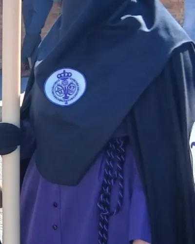 Túnica de nazareno morada con capa negra y escudo de hermandad, hecho por Esperanza, costurera en Dos Hermanas