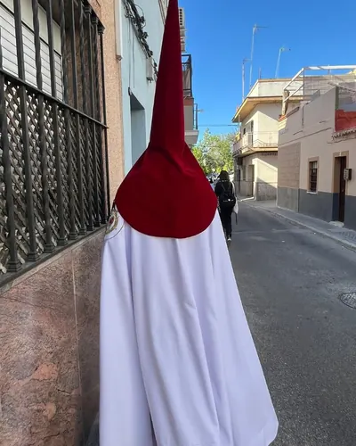 Nazareno de espaldas con túnica blanca y capirote rojo, hecho por Patricia, costurera en Cerro-Amate