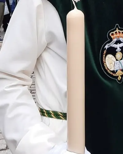Túnica de nazareno blanca con capa verde bordada y cirio, hecho por Patricia, costurera en Cerro-Amate