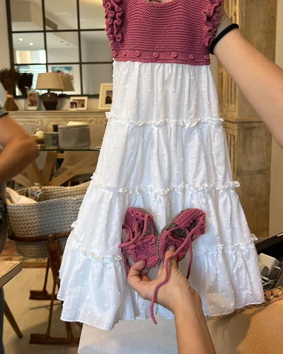 Vestido de bebé de punto rosa con cuerpo de ganchillo y patucos a juego, hecho por Fátima, costurera en Sevilla Este