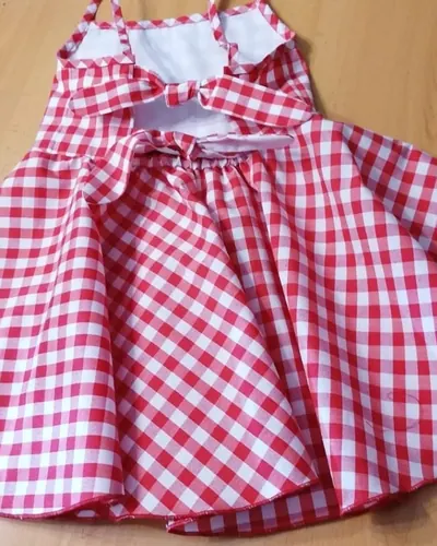 Vestido de bebé de vichy rojo con lazada en la espalda, hecho por Patricia, costurera en Cerro-Amate