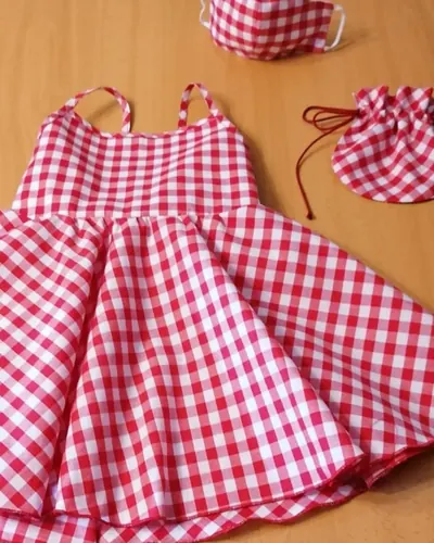 Vestido de bebé de vichy rojo con bolsita a juego, hecho por Patricia, costurera en Cerro-Amate