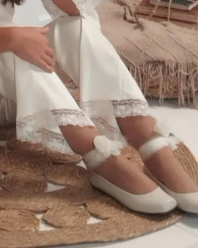 Detalle del bajo de encaje de un vestido de comunión, hecho por Margari, costurera en Sevilla