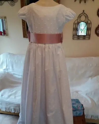 Vestido de comunión blanco con fajín rosa, hecho por Susana, costurera en Alcalá de Guadaíra