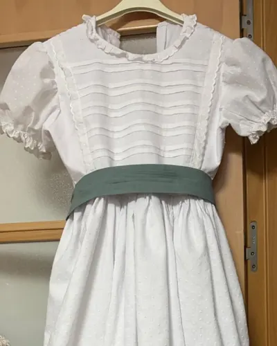 Vestido de comunión blanco con fajín verde, hecho por Margari, costurera en Sevilla
