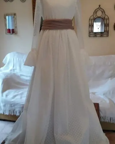 Vestido de comunión largo blanco con fajín rosa palo, hecho por Susana, costurera en Alcalá de Guadaíra