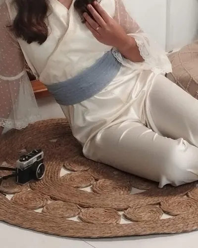 Vestido de comunión de raso con fajín azul y mangas de tul, hecho por Margari, costurera en Sevilla