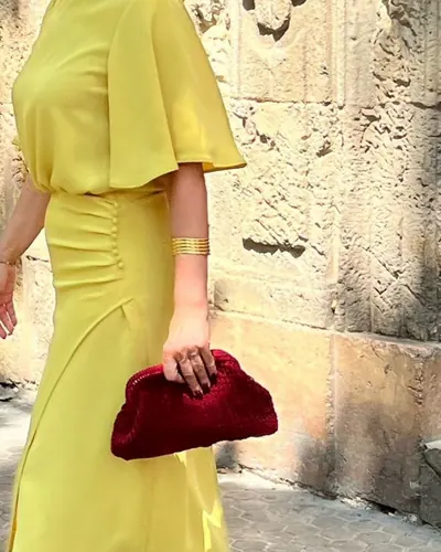 Vestido de invitada amarillo con mangas de vuelo, hecho por Fátima, costurera en Sevilla Este