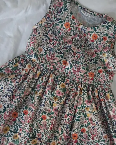 Vestido de niña de flores, hecho por Tamara, costurera en Mairena del Aljarafe