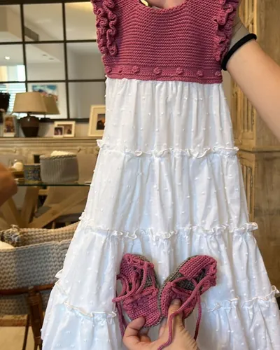 Vestido de niña con cuerpo de punto y falda de volantes, hecho por Fátima, costurera en Sevilla Este
